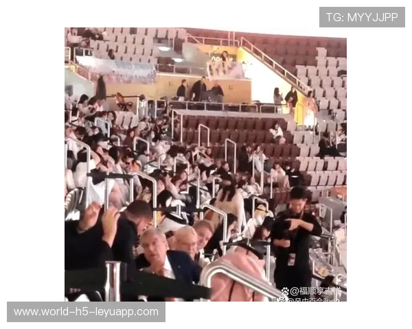 粉丝狂热助威，现场氛围火爆！，粉丝狂热现象分析